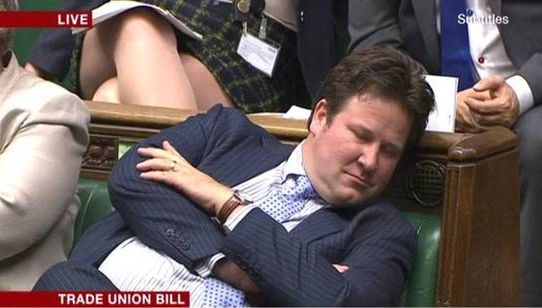 Adevărul din spatele acestei imagini de care toţi au râs. Ce făcea, de fapt, politicianul 