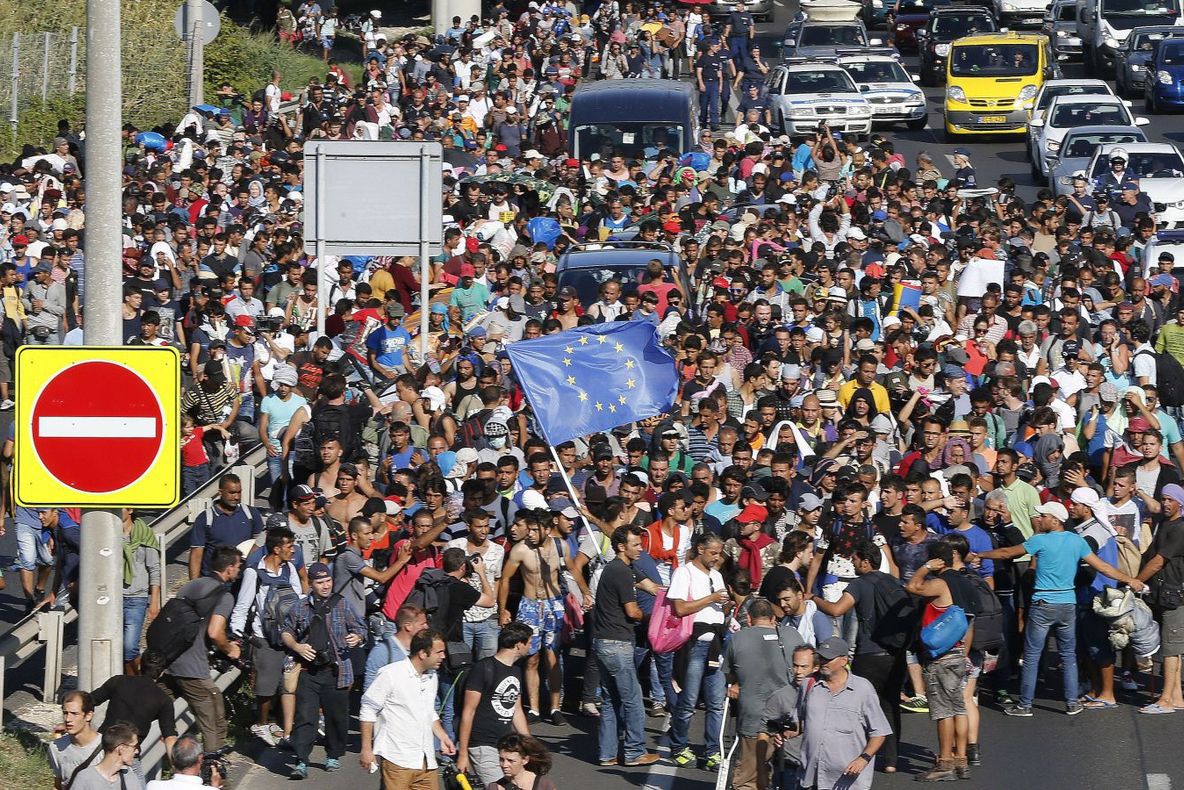 Măsuri disperate în criza imigranţilor. Ungaria mobilizează rezervişti pentru a opri refugiaţii