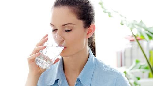 Descoperire alarmantă. Apa cumpărată din magazin nu e deloc sănătoasă. Ce tip de apă trebuie să bei