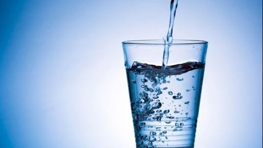 S-a spălat pe faţă cu apă minerală de două ori pe săptămână. Rezultatele au uimit-o