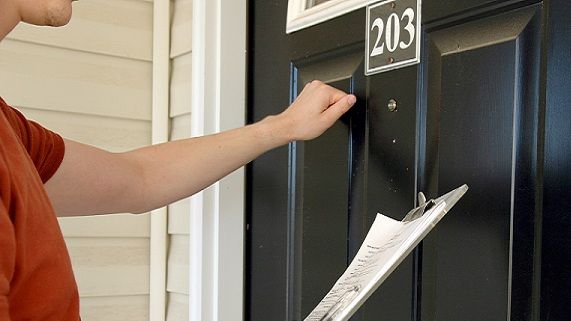 Cea mai nouă escrocherie. Se dau drept angajați ai primăriei și vând produse la suprapreț