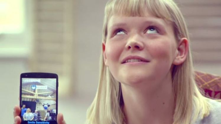 O aplicaţie specială îi anunţă pe nevăzători când o persoană le zâmbeşte. Cum funcţionează