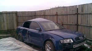 A distrus o maşină de lux cu un par. Vezi ce riscă acum 