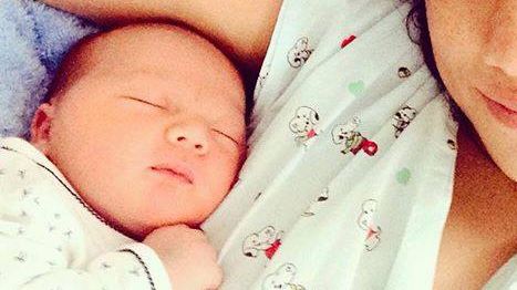 O celebră cântăreaţă din România a născut un băieţel