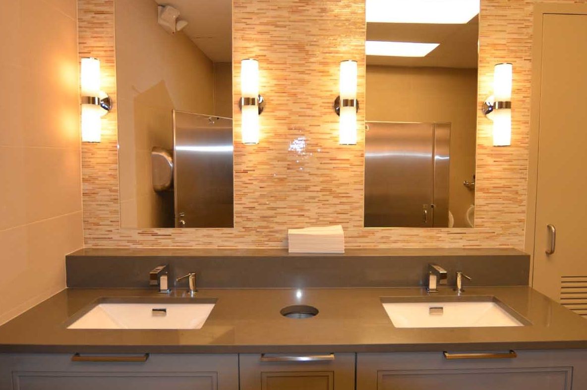 A găsit un telefon în toaleta de la serviciu. A sunat la Poliție când și-a dat seama de ce era acolo