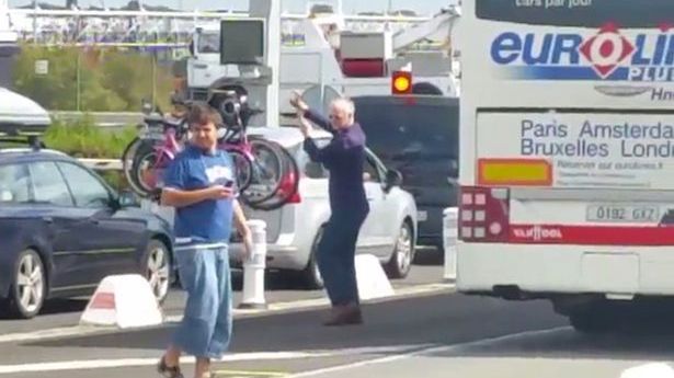 Imagini uluitoare. Ce a făcut un bărbat supărat că traficul din Eurotunel e blocat de refugiați