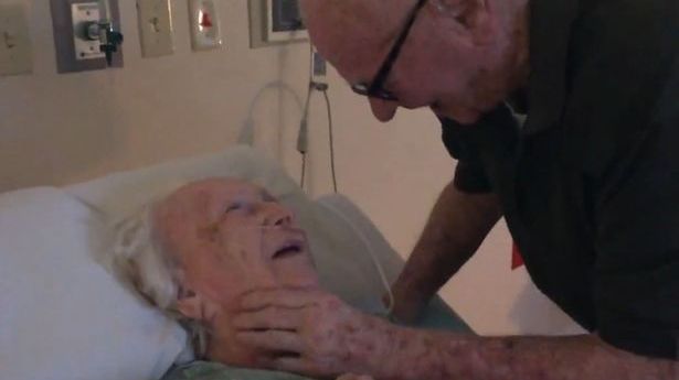 Imaginile care au emoționat o lume întreagă. Ce a făcut un bătrân la căpătâiul soției sale bolnave