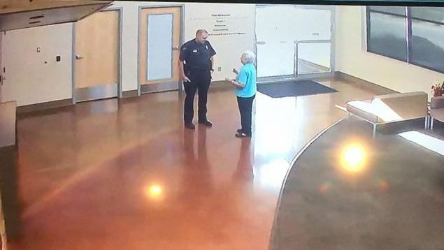 Femeia care a uimit o lume întreagă cu gestul ei. Ce a făcut când a intrat într-o secție de poliție 