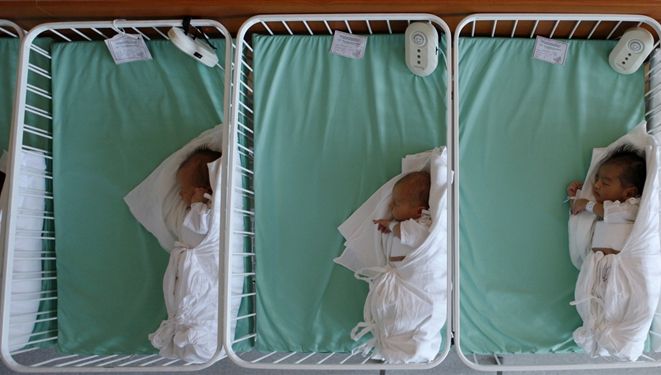 Gest revoltător. Ce i-au făcut asistenţii sociali unui nou-născut, chiar sub ochii mamei lui