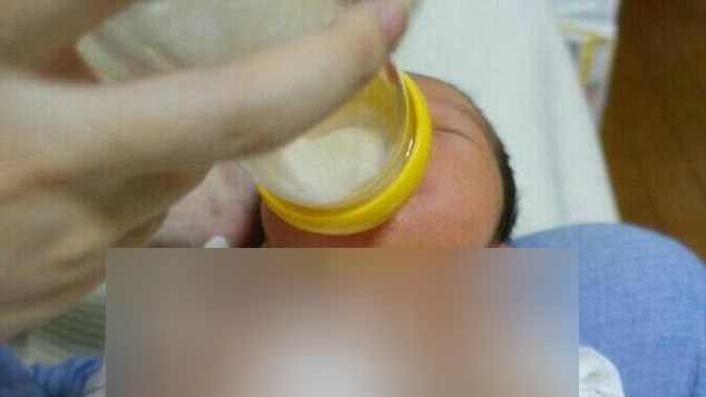 Bebeluşul care a uimit întreaga planetă. Ce gest a făcut când primea lapte cu biberonul