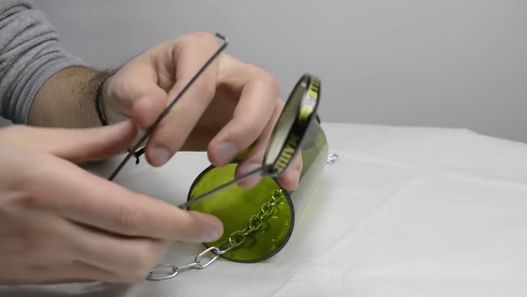 A găurit un bec cu o şurubelniţă şi l-a transformat într-un accesoriu fantastic pentru casă