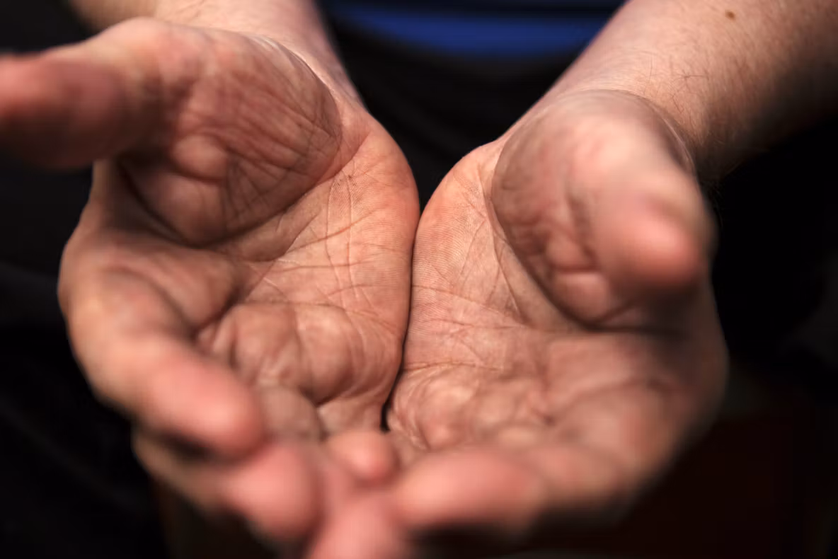 Ai dat bani vreodată unei bătrâne, la semafor? Surpriză - la cine ajung, de fapt, banii FOTO