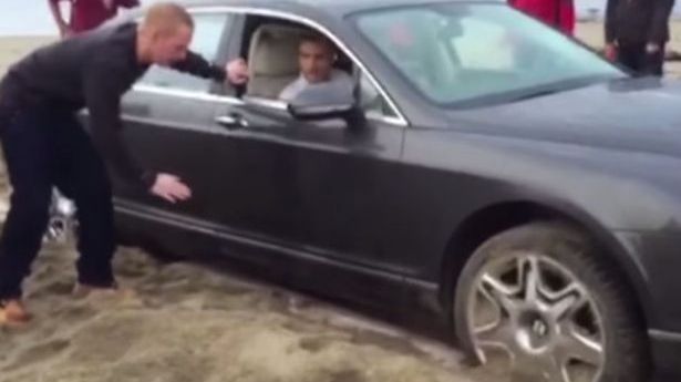 Un şofer a intrat cu Bentley-ul pe plajă. Cum s-a încheiat "aventura" lui