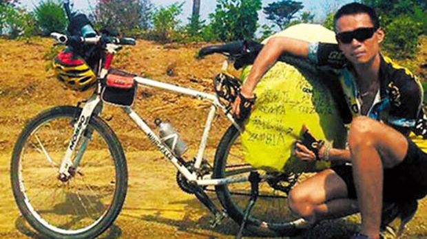 După o ceartă cu iubita, a încălecat pe bicicletă şi dus a fost. Unde s-a oprit