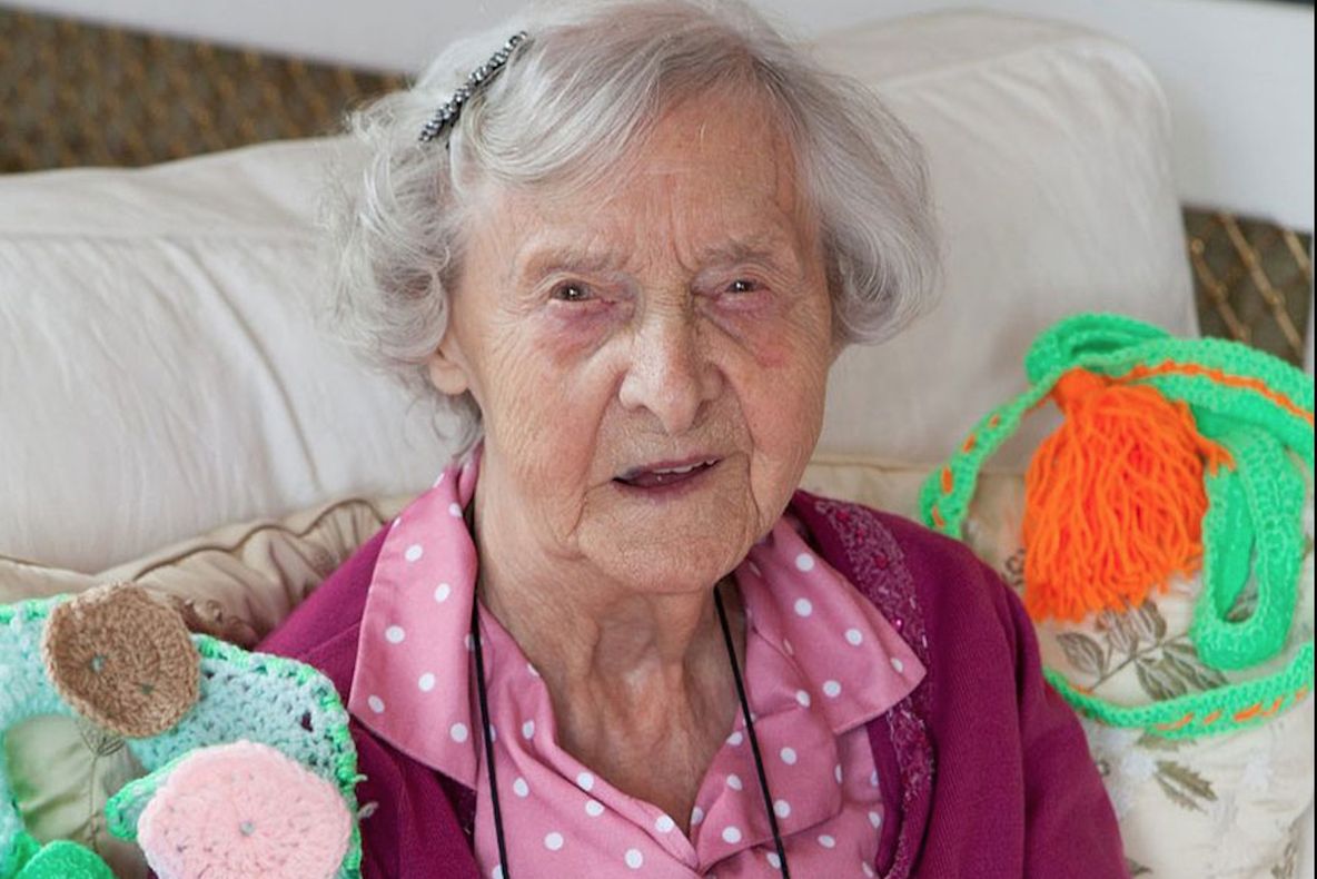 Are 104 ani, însă a uimit pe toată lumea. Este incredibil ce face o batrânică cu mâinile