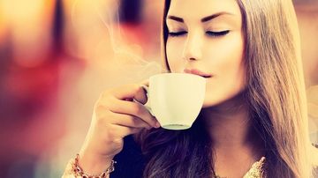 Descoperirea făcută recent de medici. Ce se întâmplă dacă bei cafea seara