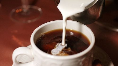 Descoperire surprinzătoare. Ce se întâmplă dacă bei zilnic cafea cu lapte