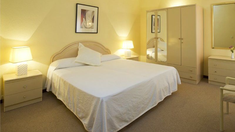 Camerista a intrat să facă curat. S-a îngrozit de ce a găsit înăuntru. A sunat la poliţie 