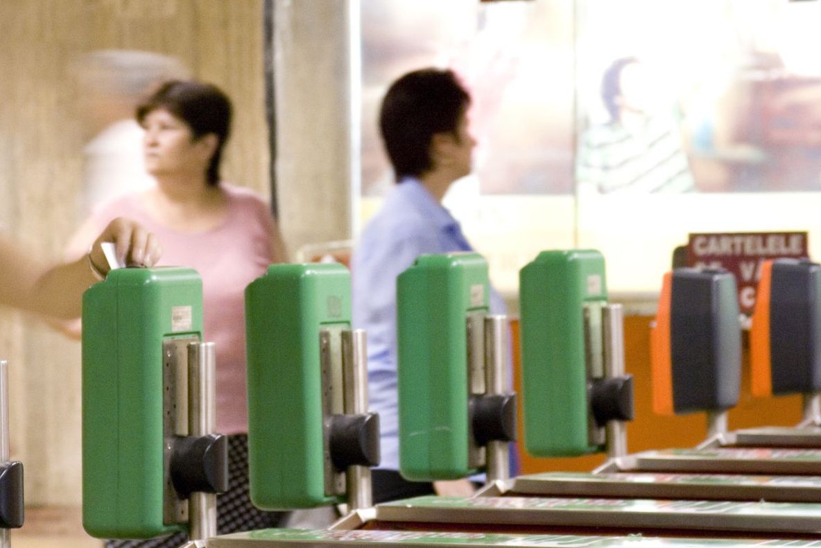 Gata cu cozile la ghișeu pentru cartelele de metrou. Cum se vor cumpăra călătoriile