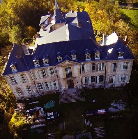 Au cumpărat un castel abandonat în Franța. Au rămas împietriți când au găsit asta înăuntru