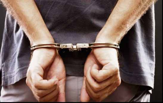 Inspector de la Agenția de Finanțe Dâmbovița, prins în flagrant luând mită 