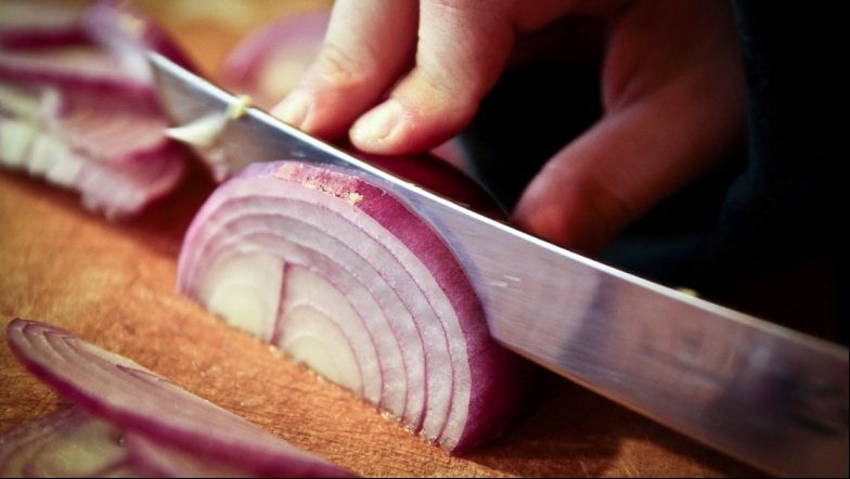 A tăiat o bucăţică mică de ceapă şi s-a pus-o în ureche. Efectul este incredibil!