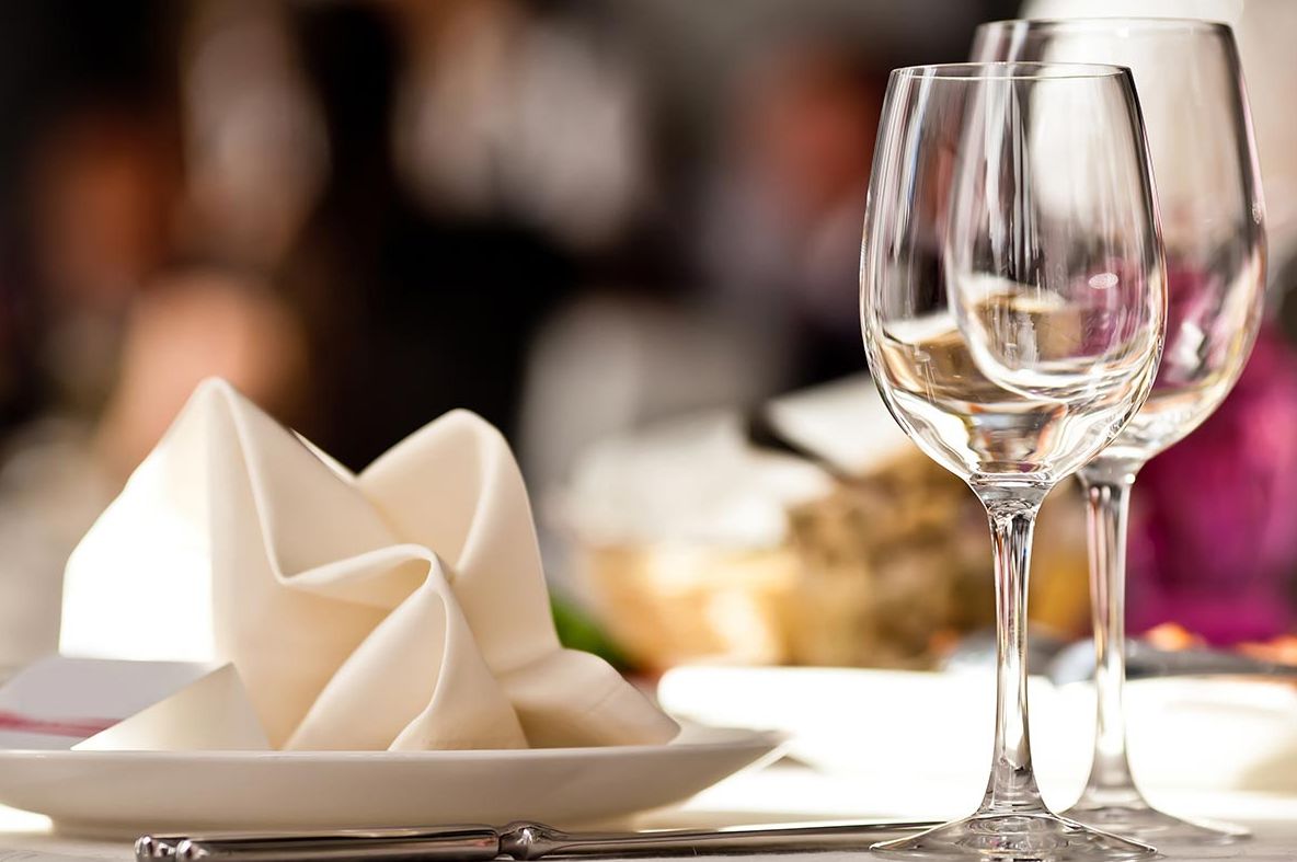 Imagini şocante. Ce i-a făcut o clientă unei chelneriţe, în văzul tuturor