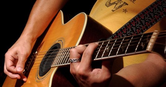 Surpriză incredibilă pentru un tânăr care cânta pe stradă. Ce star rock i s-a alăturat