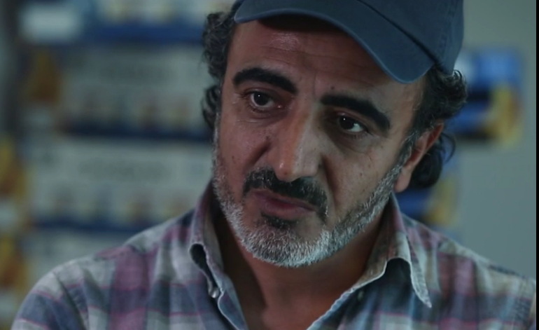 Un miliardar grec a angajat 600 de refugiați în fabricile sale de iaurt  