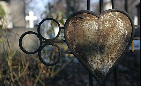 Un francez a fost ademenit de o doljeancă în cimitir. Nu se aștepta să se întâmple asta