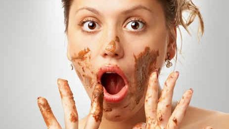 Cum să cureţi petele de ciocolată de pe haine în câteva minute