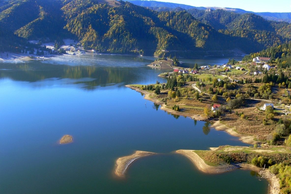 Lacul din Carpaţii Orientali unde poţi avea o vacanţă ca în Grecia