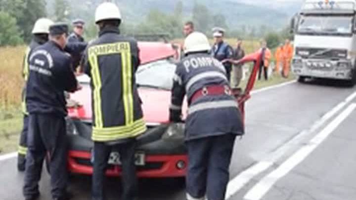 Vremea capricioasă face victime. Un şofer a murit, după ce un copac a căzut peste maşină