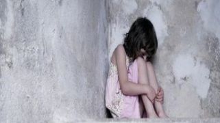 Trei copii din Vaslui, abandonaţi în câmp, fără apă şi mâncare. Autorităţile, şocate de ce au găsit 