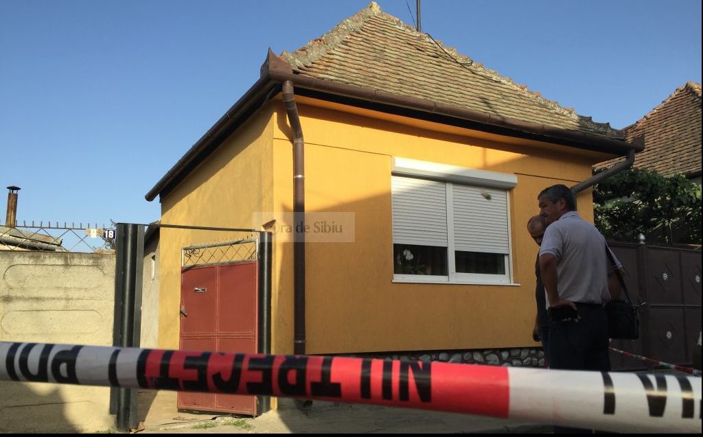 Crimă macabră la Sibiu. Bărbat găsit mort de două săptămâni: a fost măcelărit în casă
