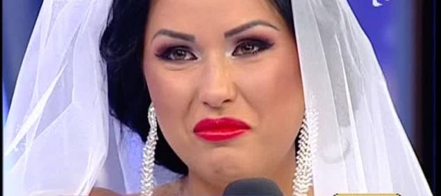 Daniela Crudu a îmbrăcat rochia de mireasă. A plâns neîncetat!
