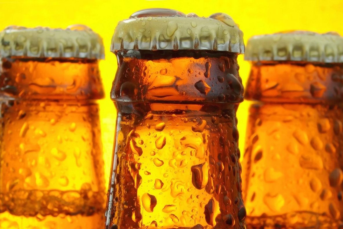 Cum să desfaci o sticlă de bere cu ajutorul unei hârtii VIDEO