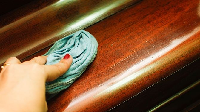 Cum să elimini zgârieturile de pe mobila din lemn