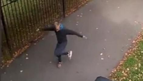 E uluitor cum dansează acest adolescent. Clipul l-a transformat în vedetă pe Internet