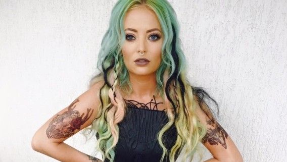 Ce frumoasă e mama Deliei! Artista îi seamănă leit