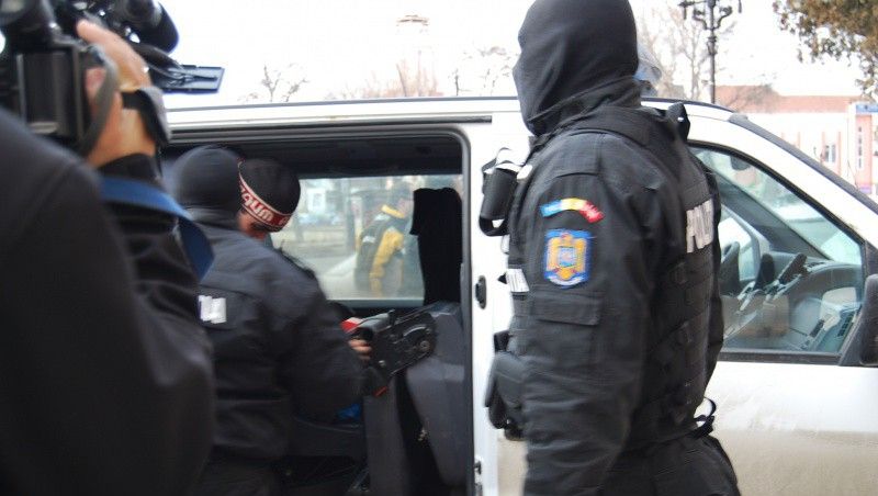 Reţineri pe bandă rulantă în dosarul reţetelor false: 13 persoane au ajuns după gratii