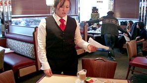 Au luat masa la restaurant, apoi au fugit fără să plătească. Ce s-a întâmplat doi ani mai târziu