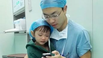 Explicaţia emoţionantă din spatele acestei fotografii. "Plângea continuu"