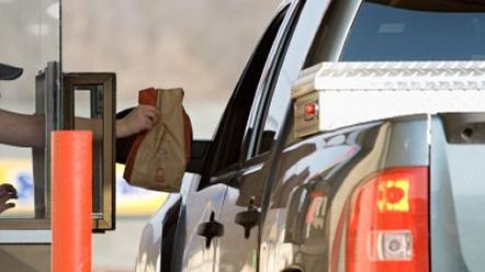 Bătaie ca în filme, la fast-food. Ce i-a făcut o clientă vânzătoarei de la drive-through