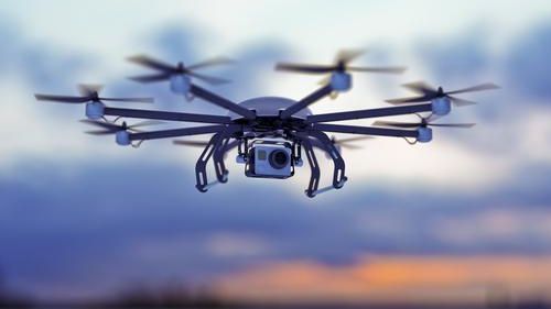 A filmat un câmp cu drona, dar a amuţit când a văzut imaginile. Ce a descoperit în lanul de porumb