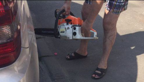 Violenţă extremă în Timiş: a intrat cu drujba în bar şi a ameninţat pe toată lumea