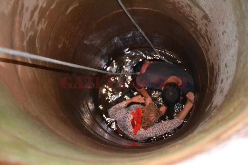 Salvare spectaculoasă în Olt: o femeie a căzut 8 metri într-o fântână FOTO