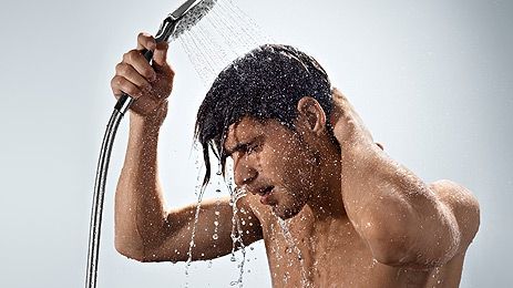 Făceau duş, iar vecinii de peste drum i-au văzut pe fereastră. Ce s-a întâmplat apoi