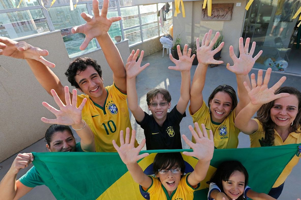 Cum arată familia ai cărei membri au câte 12 degete la mâini şi picioare