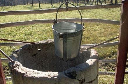 Tradiţii. De ce să nu mănânci la apusul soarelui şi de ce nu se aduce apă, seara, în casă 